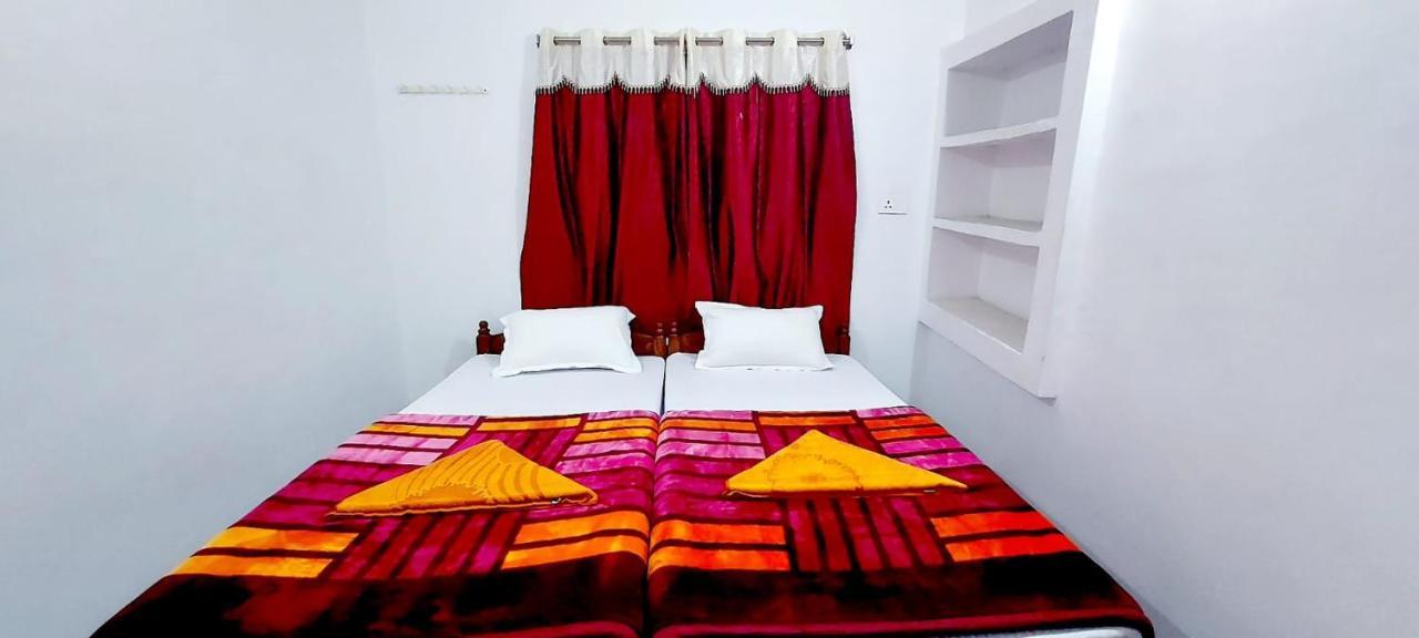 Nilam Guest House Bodhgaya Bagian luar foto